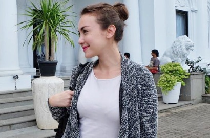 Jadwal Padat, Rianti Cartwright Tetap Asyik Selfie di Lokasi Syuting 'Elif Indonesia'