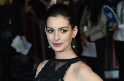 Hamil Tua, Anne Hathaway Pede Ngemil Cupcake di Jalan Bareng Suami