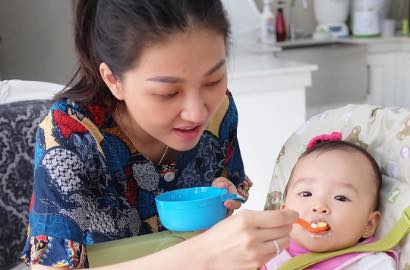 Sarwendah Foto Bareng Baby Thalia, Netter Heboh Lihat 'Penampakan' di Jendela