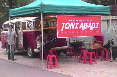 Jualan Sambil Dakwah, Mengaji 2 Juz Dapat Gratis Makan Minum di Warteg Ini