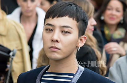 Dari Paris Balik ke Korea, G-Dragon Super Swag Pakai Coat Bulu