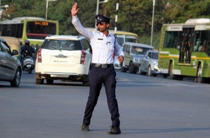 Keren, Polisi di India Ini Atur Lalu Lintas Sambil Menari Moonwalk