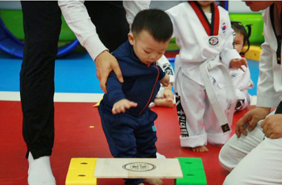 Belajar Taekwondo di 'Superman Is Back', Daebak Sudah Mirip Hyun Bin?