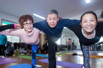 Sudah Berusia 72 Tahun, Kakek Ini Jadi Guru Yoga Populer