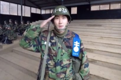 Pakai Baju Tentara, Siwon SuJu Pamer Latihan Menembak di Camp Militer