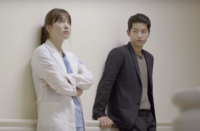 Romantis, Joong Ki Ikat Tali Sepatu Song Hye Kyo di Poster 'Descendants of the Sun'