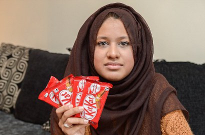 Cewek Berhijab Ini Minta Ganti Rugi Seumur Hidup dari Pabrik Cokelat, Ini Alasannya