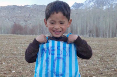 Pakai Jersey dari Kresek, Bocah Afganistan Ini Akan Ketemu Lionel Messi