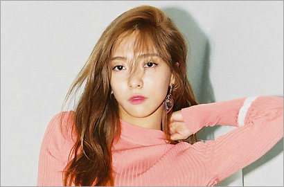 Luna f(x) Super Manis di Poster Karakter 'Lightning Man's Secret'