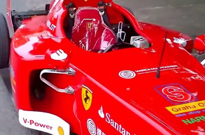 Cuma di Indonesia, 'Mobil F1' Isi Angin di Tukang Tambal Ban Pinggir Jalan