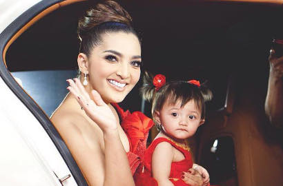 Pakai Gaun Merah Bareng Ashanty, Arsy Makin Imut
