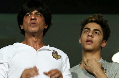 Foto Bareng Teman Satu Geng, Aryan Putra Shahrukh Khan Super Ganteng