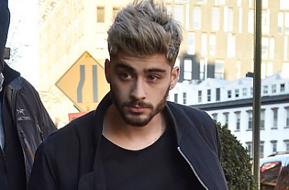Topless di Atas Kasur, Zayn Malik Seksi Goda Fans Lewat Lagu 'Late Nights'