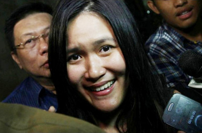 Jessica Dikabarkan Minta Dicium Mirna, Beredar Isu Foto Panas Mereka