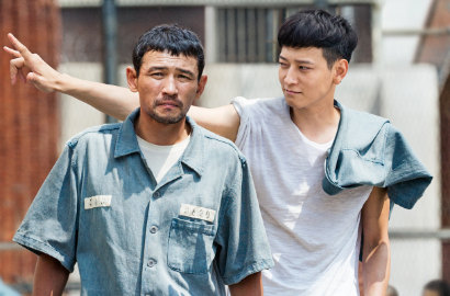Intip Kocaknya Kang Dong Won-Hwang Jung Min di 3 Poster Baru 'A Violent Prosecutor'