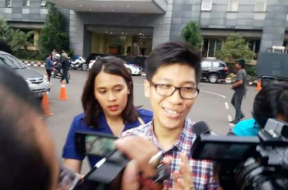 Arif Suami Mirna Gandeng Tangan Kembaran Mirna di Polda Metro Jaya