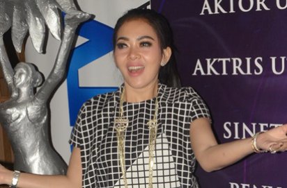Liburan di Eropa, Netter Salah Fokus Komentari Tas 'Kresek' Syahrini