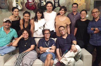Dikunjungi Kru Film Pertama 'AADC?', Dian Sastro cs Girang