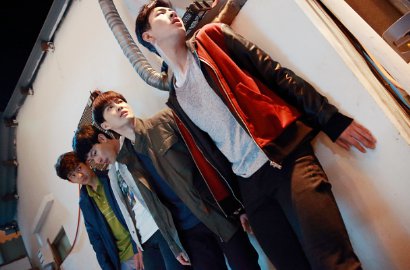 'Glory Days' Rilis Poster Suho-Ji Soo cs yang Misterius dan Jadwal Tayang