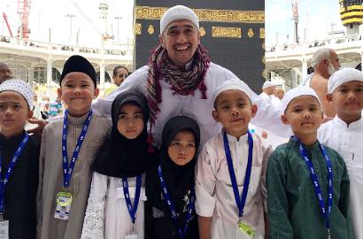 Umroh Sekaligus Libur Panjang Bareng Keluarga, Irfan Hakim Girang
