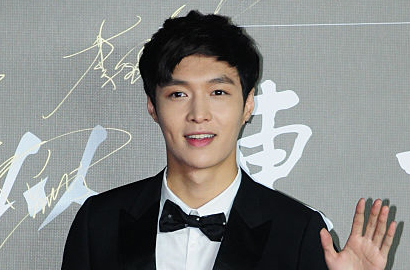 Kondisi Membaik Usai Cedera, Lay Tenangkan Fans EXO Lewat Foto Ganteng