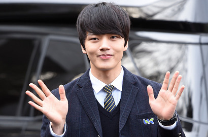 Sumringah, Yeo Jin Goo Bangga Akhirnya Lulus SMA