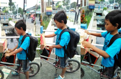 Jadi Tulang Punggung Keluarga, Bocah Penjual Makaroni Ini Bikin Terharu