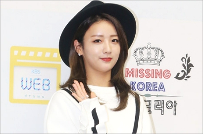 Kayak Bukan Seleb, Bomi A Pink Kepergok Duduk Jongkok Saat Naik Subway