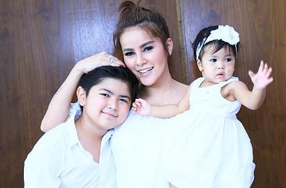 Masih Satu Tahun, Olla Ramlan Ajak Sang Putri Pergi Umrah