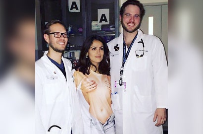Masuk RS, Salma Hayek Pancing Tawa Pakai Kaos Gokil