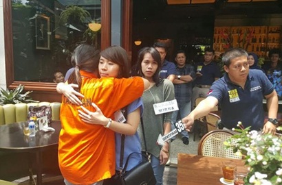 Jalani Rekonstruksi Pembunuhan Mirna, Jessica dan Hani Berpelukan