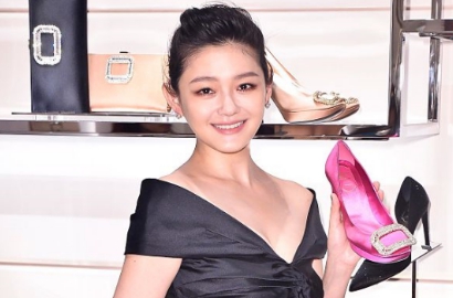 Ucapkan Selamat Tahun Baru Imlek, Barbie Hsu Memukau dengan Gaun Merah