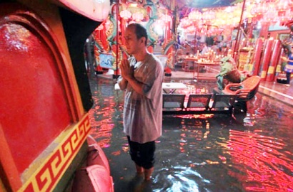 Warga Tionghoa di Sidoarjo Rayakan Imlek di Klenteng yang Terendam Banjir