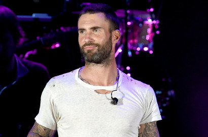 Coldplay Dikira Maroon 5 di Super Bowl, Aktris Ini 'Ditertawakan' Adam Levine