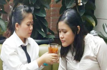 Rekonstruksi Versi Polisi, Ada Adegan Jessica Tuang Sianida ke Kopi Mirna