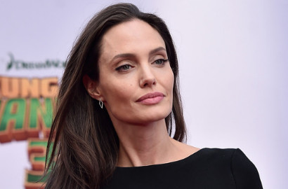 Angelina Jolie Pede Penuhi Punggung dengan Tato Baru Bergaya Tradisi Budha