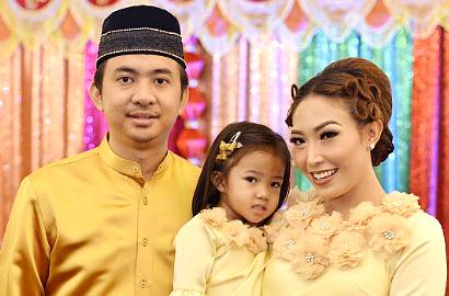 Lestarikan Adat, Ayu Dewi Gelar Upacara Mandi Lemon Demi Anak