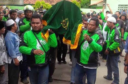 Jenazah Korban Kecelakaan Fortuner Dikawal Ratusan Pengemudi Go-Jek