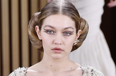 Makin Berani, Gigi Hadid Pose Tanpa Busana di Sampul 