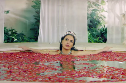Sophia Latjuba Mandi Kembang di 'Comic 8: Casino Kings, Part 2'