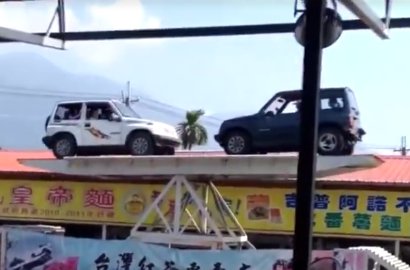 Tampilkan Permainan Jungkat-Jungkit Mobil, Video Ini Bikin Tegang