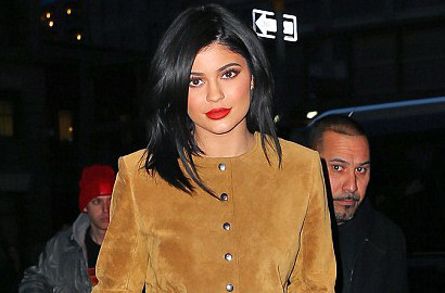 Bergaya dengan Busana Coat, Celana Dalam Kylie Jenner Justru Ngintip