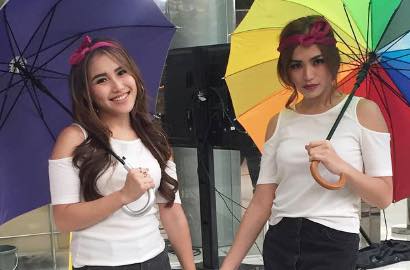 Musim Hujan, Ayu Ting Ting dan Jessica Iskandar Jadi Ojek Payung Tercantik di Dunia