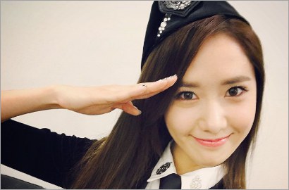 Bintangi Iklan Kosmetik, Yoona Goda Fans Lewat Foto Bibir Merah Seksi