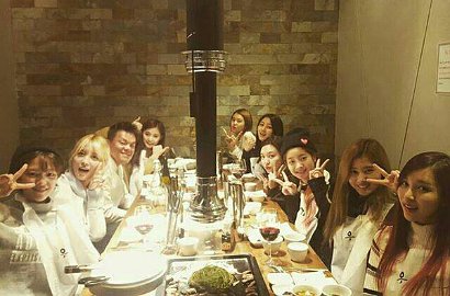 Posting Foto Bareng, JYP Isyaratkan Comeback Twice?