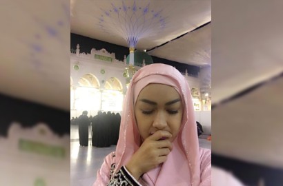Umroh Sendiri, Julia Perez Menangis