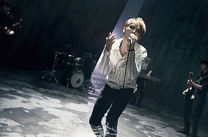 Jadi Rocker Seksi, Jaejoong JYJ Tampil Topless di MV 'Love You More'