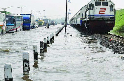Porong Banjir, Penumpang Kereta Api Kesal Diangkut Pakai Bus