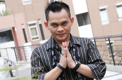 Mbah Mijan Cuma Senyum Saat Lihat Berita Kartika Putri Putus dengan Bule