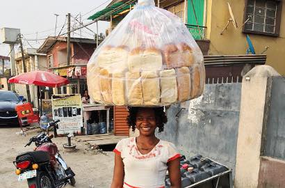 Tak Sengaja Lewat Saat Pemotretan, Penjual Roti Ini Jadi Model Terkenal